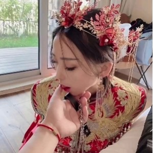 网红胖臀小乖乖女兔兔VIP群私拍视频资源兔兔秀禾，清晨赤脚穿性感内衣的私拍，温泉游泳的胖臀诱惑！