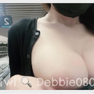 Debbie0803的日常自娱自乐：穿超短裙、持棒子，甜食爱好者的福利